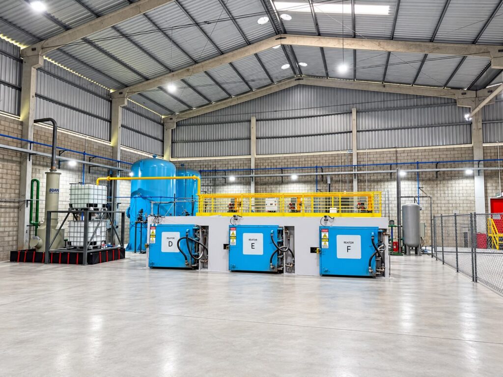 Planta de fluoretação da Velaplast em Lorena (SP): reatores D, E e F, tanques e lavador de gases